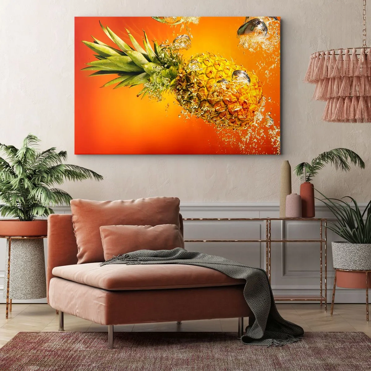 Lærredstryk - Billede på lærred - En ananas nedsænket i vand mod en orange gradient baggrund. - 70x50cm - Tropisk saftig friskhed - Moderne vægdekoration til stue og soveværelse ARTTOR