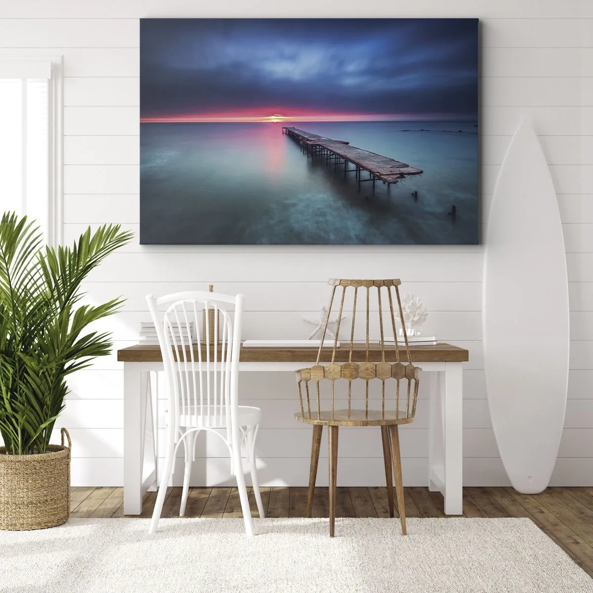 Lærredstryk - Billede på lærred - En træmole, der fører direkte ud til havet ved solnedgang - 70x50cm - Mellem himmel og jord - Moderne vægdekoration til stue og soveværelse ARTTOR