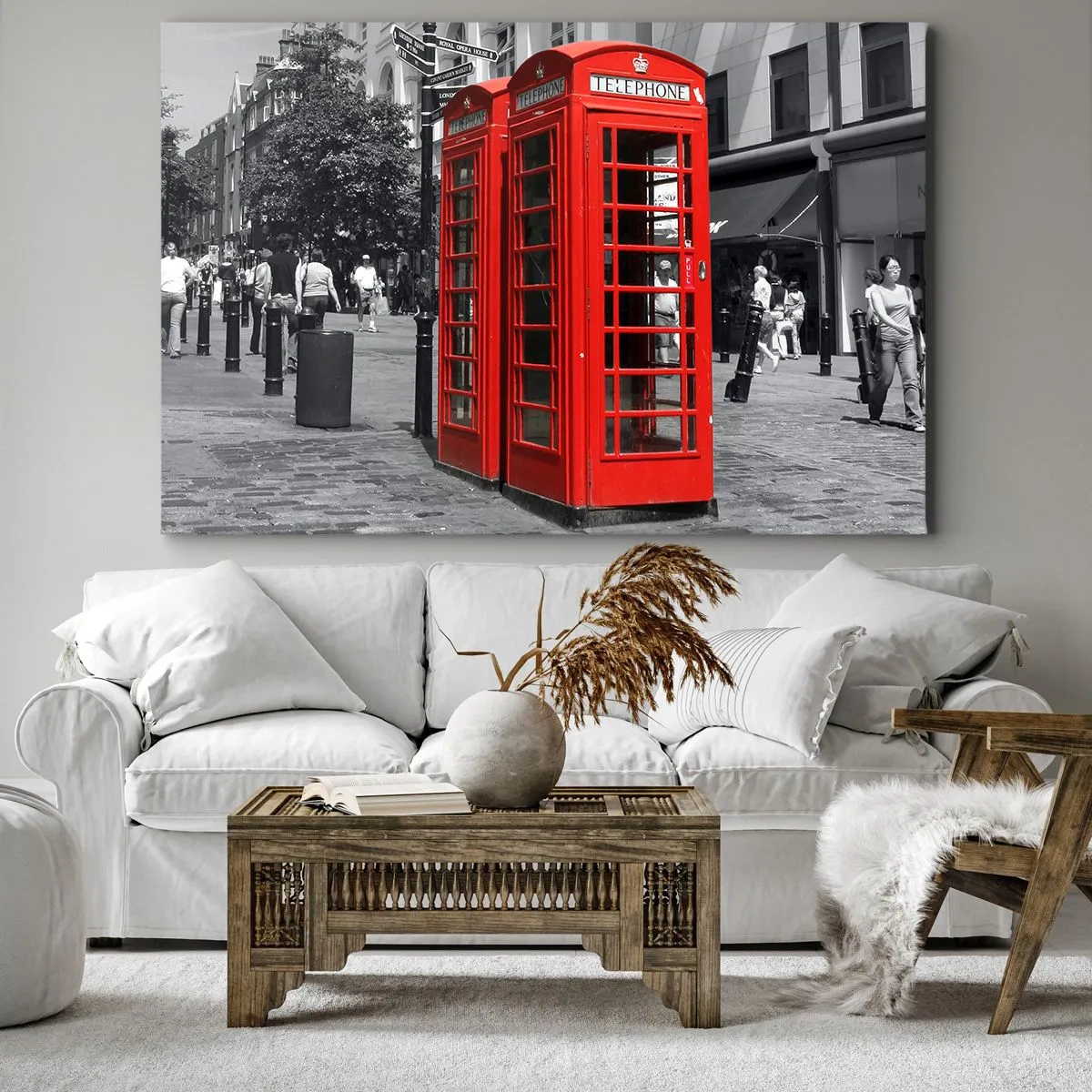 Lærredstryk - Billede på lærred - Røde telefonbokse mod en sort og hvid bybaggrund. - 70x50cm - Røde telefonbokse - Moderne vægdekoration til stue og soveværelse ARTTOR