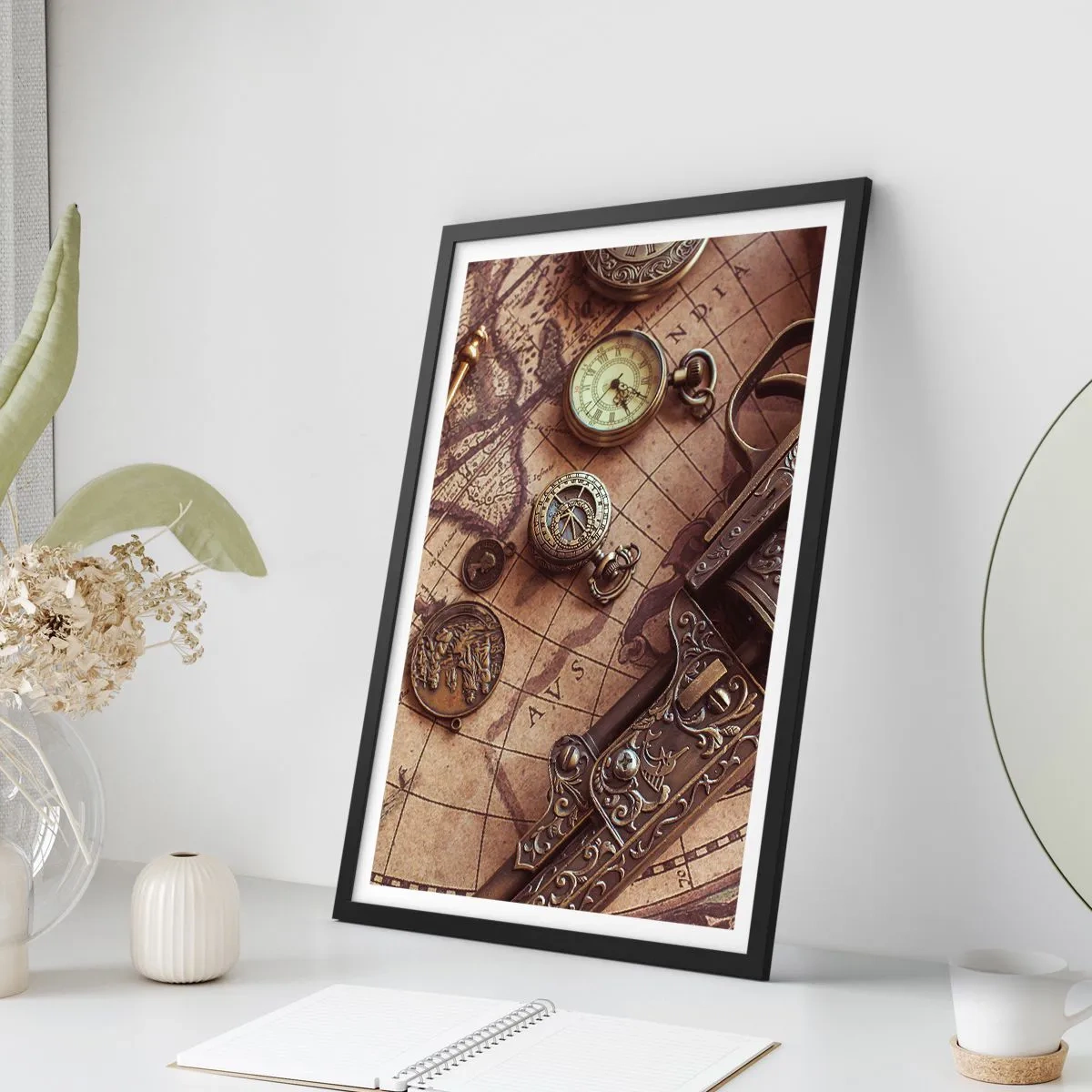 Plakat i sort ramme - Et kompas, et kort og gammeldags genstande, der symboliserer eventyr - 50x70cm - Opkald til eventyr - Moderne vægdekoration til stue og soveværelse ARTTOR