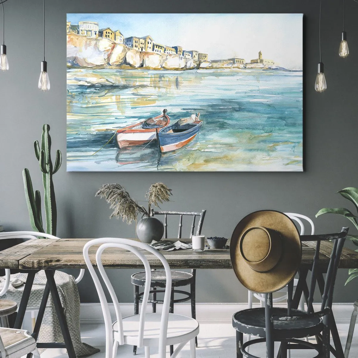 Lærredstryk - Billede på lærred - Et malerisk kystlandskab med både på vandet - 70x50cm - Landskab i azurblå - Moderne vægdekoration til stue og soveværelse ARTTOR