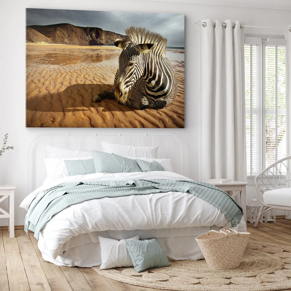 Lærredstryk - Billede på lærred - En zebra hviler på en sandstrand med klipper i baggrunden. - 70x50cm - Vi passer sammen - Moderne vægdekoration til stue og soveværelse ARTTOR