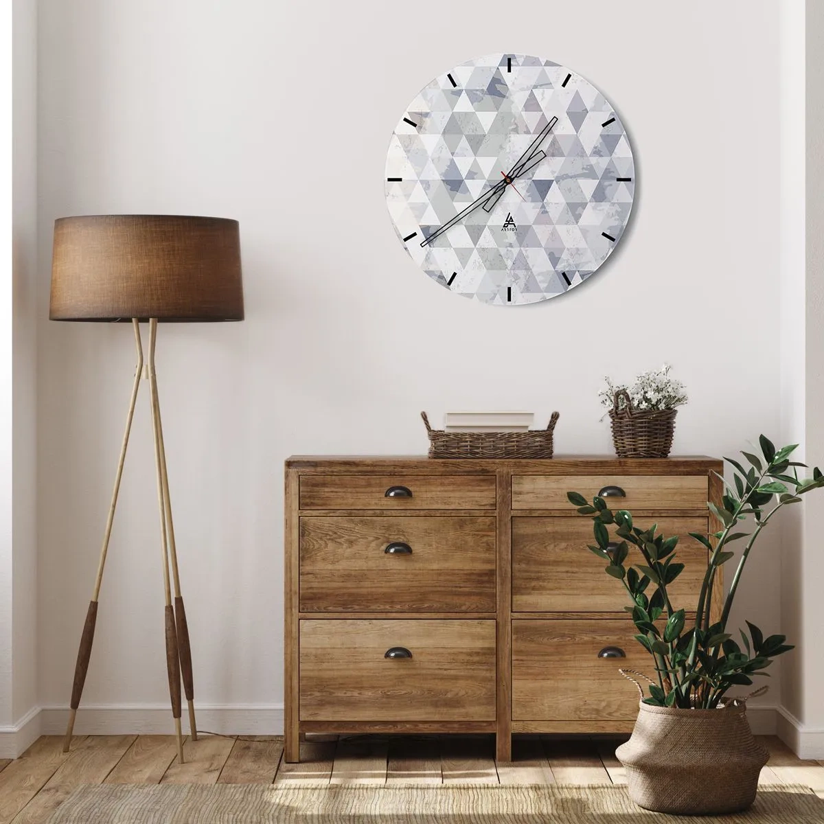 Vægur, Uret - Geometrisk mønster med grå trekanter i moderne stil - 30x30cm - I takt på tre - Moderne vægdekoration til stue, køkken og soveværelse ARTTOR