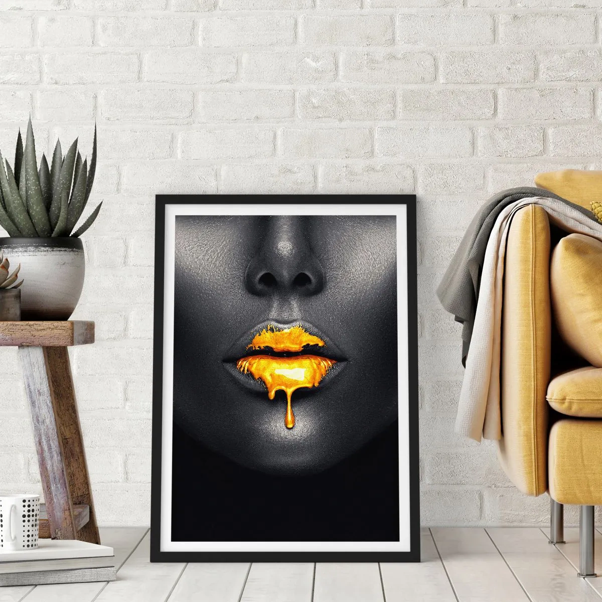 Plakat i sort ramme - Sort kvindes ansigt med orange maling på læberne - 50x70cm - Gyldenmund - Moderne vægdekoration til stue og soveværelse ARTTOR