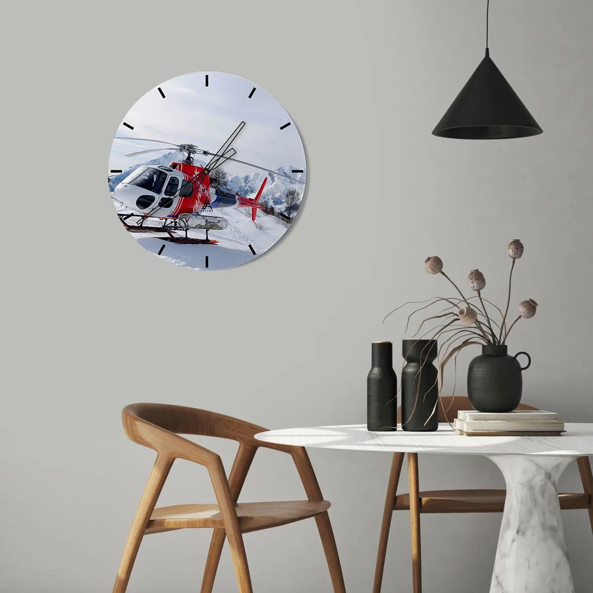 Vægur, Uret - En rød helikopter mod en baggrund af bjerge og sne - 30x30cm - Altid klar - Moderne vægdekoration til stue, køkken og soveværelse ARTTOR