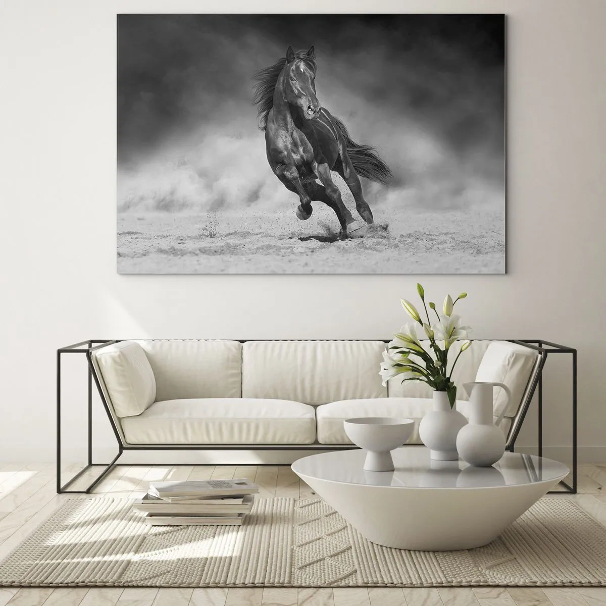 Billede på glas - En sort hest galoperer hen over sandet i sort og hvid. - 70x50cm - Værdig til emiren selv - Moderne vægdekoration til stue og soveværelse ARTTOR