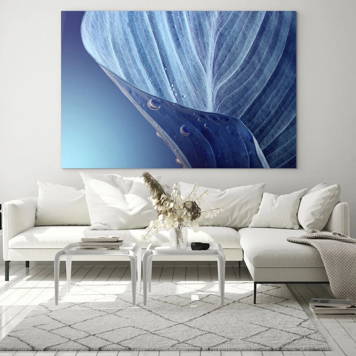 Billede på glas - Et blad i blå nuancer med vanddråber mod en gradient baggrund. - 70x50cm - Skjulte dråber af blåt - Moderne vægdekoration til stue og soveværelse ARTTOR