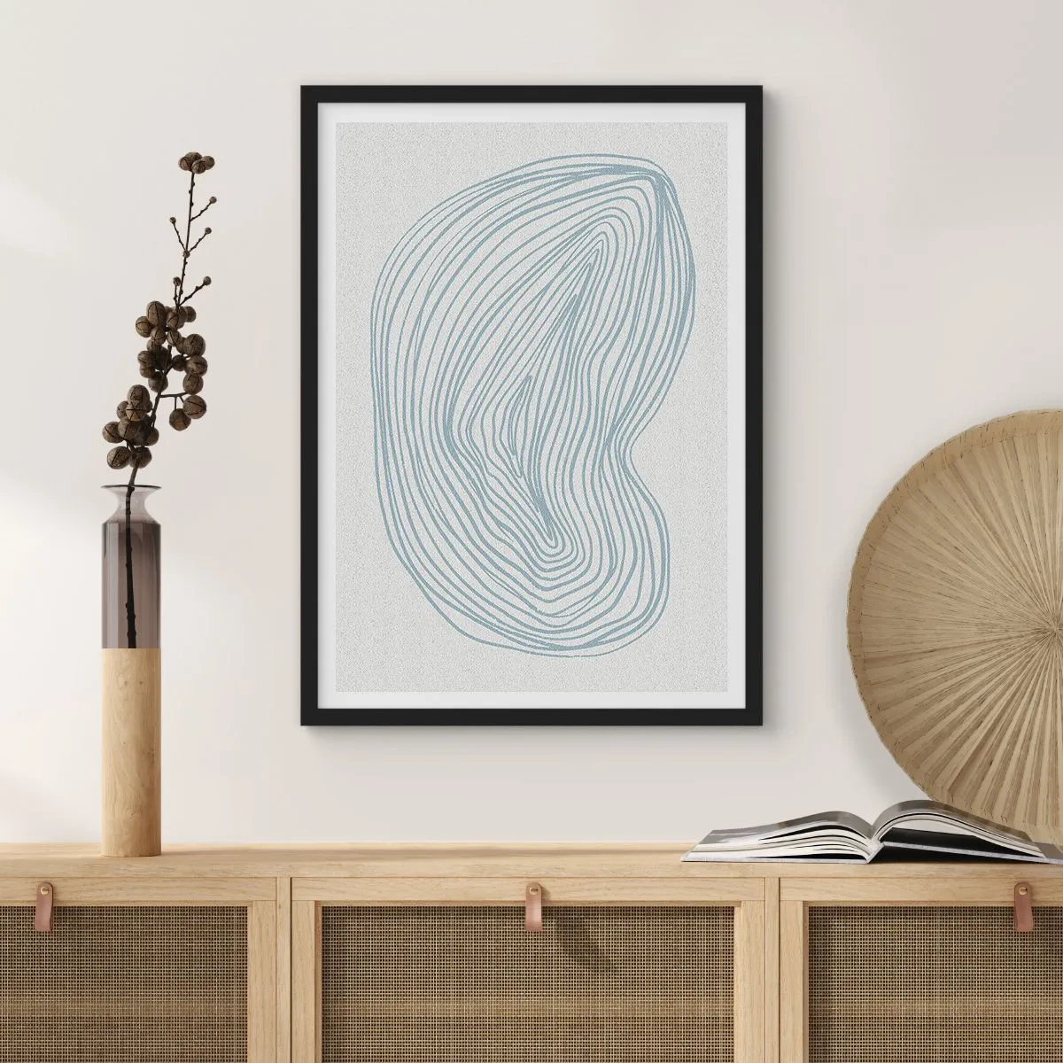 Plakat i sort ramme - En minimalistisk abstraktion med et lineært mønster i blå nuancer. - 50x70cm - Smil fra en dråbe - Moderne vægdekoration til stue og soveværelse ARTTOR