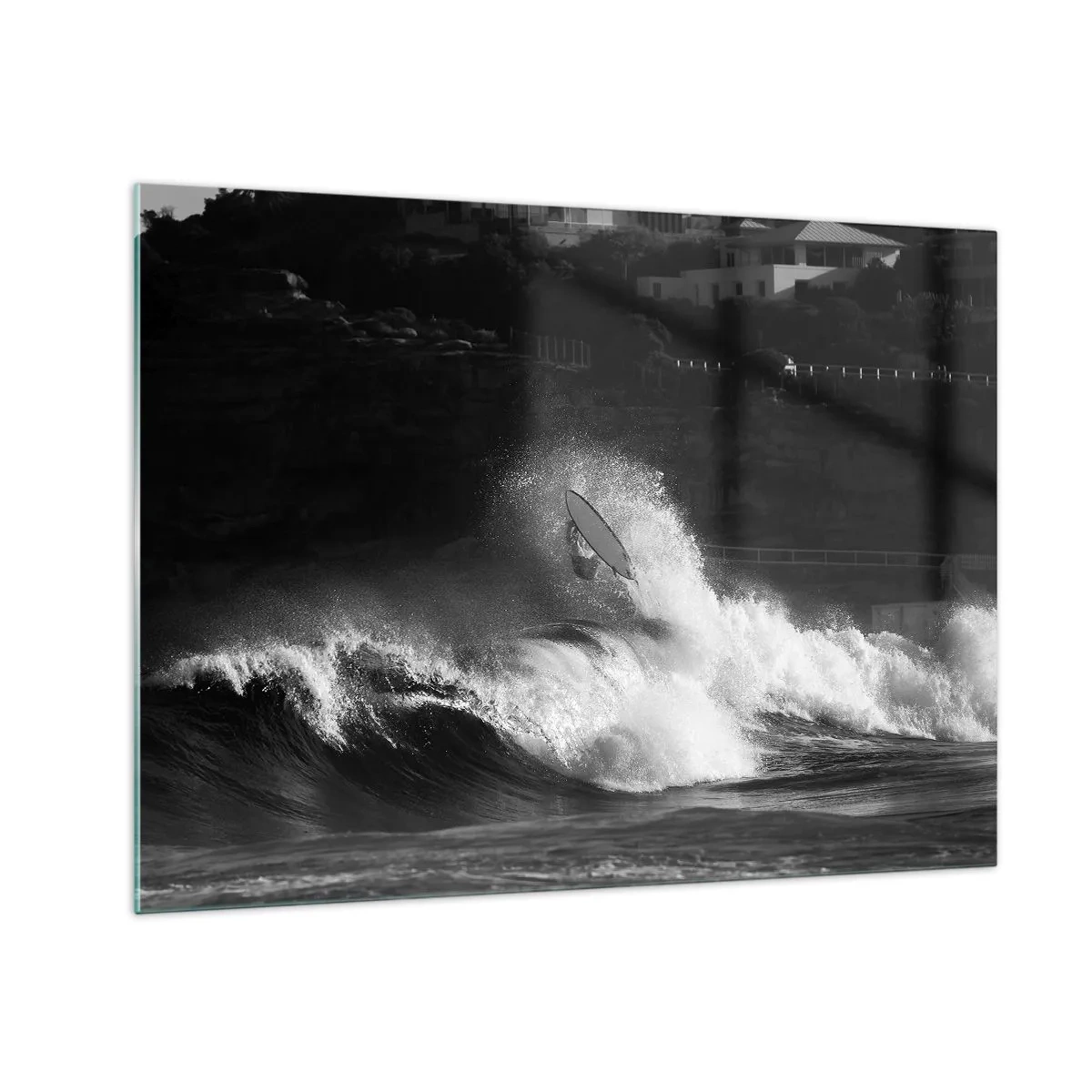 Billede på glas - En surfer rider på en bølge fanget i et sort-hvidt fotografi - 70x50cm - Udfordring accepteret! - Moderne vægdekoration til stue og soveværelse ARTTOR