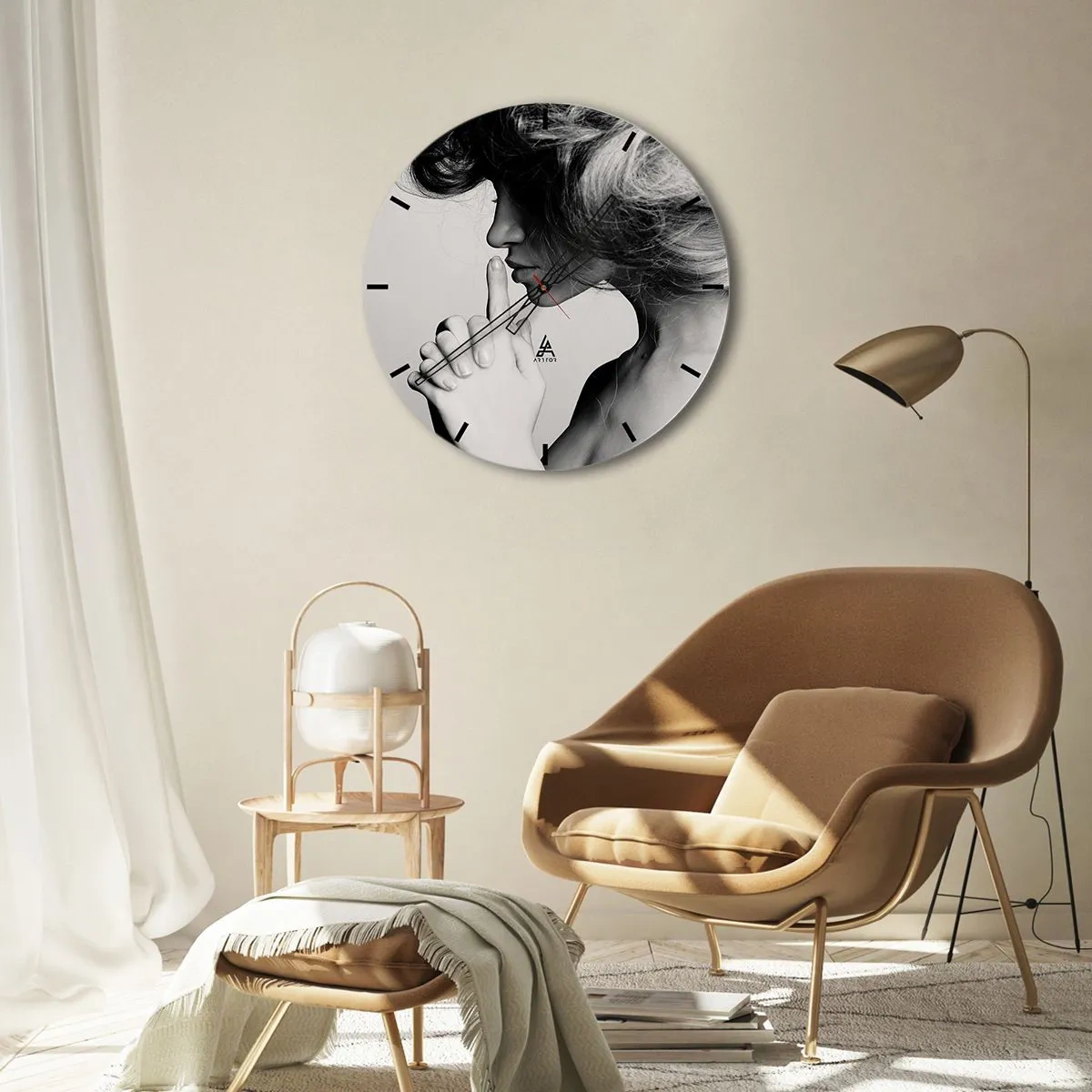 Vægur, Uret - Sort-hvidt foto af en kvinde med fingeren på læberne - 30x30cm - Lyt til sig selv - Moderne vægdekoration til stue, køkken og soveværelse ARTTOR