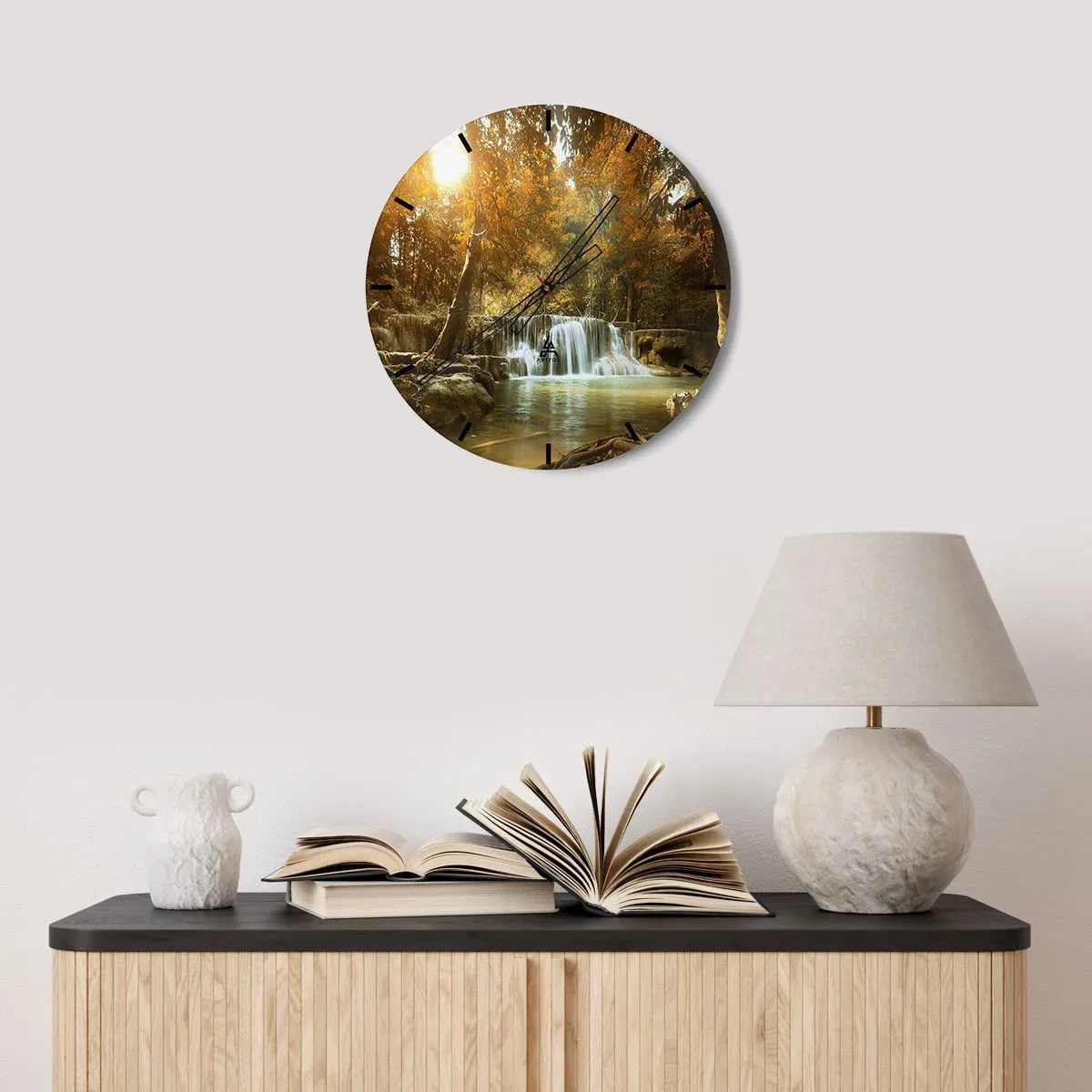 Vægur, Uret - Et malerisk vandfald omgivet af efterårstræer - 30x30cm - Kaskade i parken - Moderne vægdekoration til stue, køkken og soveværelse ARTTOR