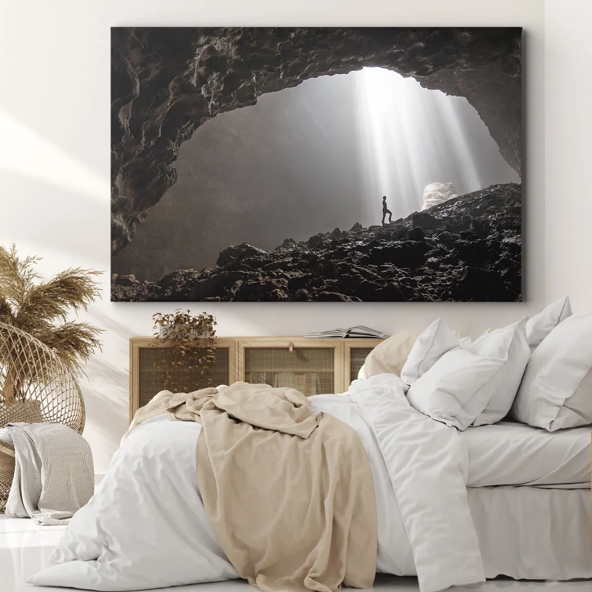 Lærredstryk - Billede på lærred - En figur i en hule oplyst af lysstråler - 70x50cm - Lysende grotte - Moderne vægdekoration til stue og soveværelse ARTTOR