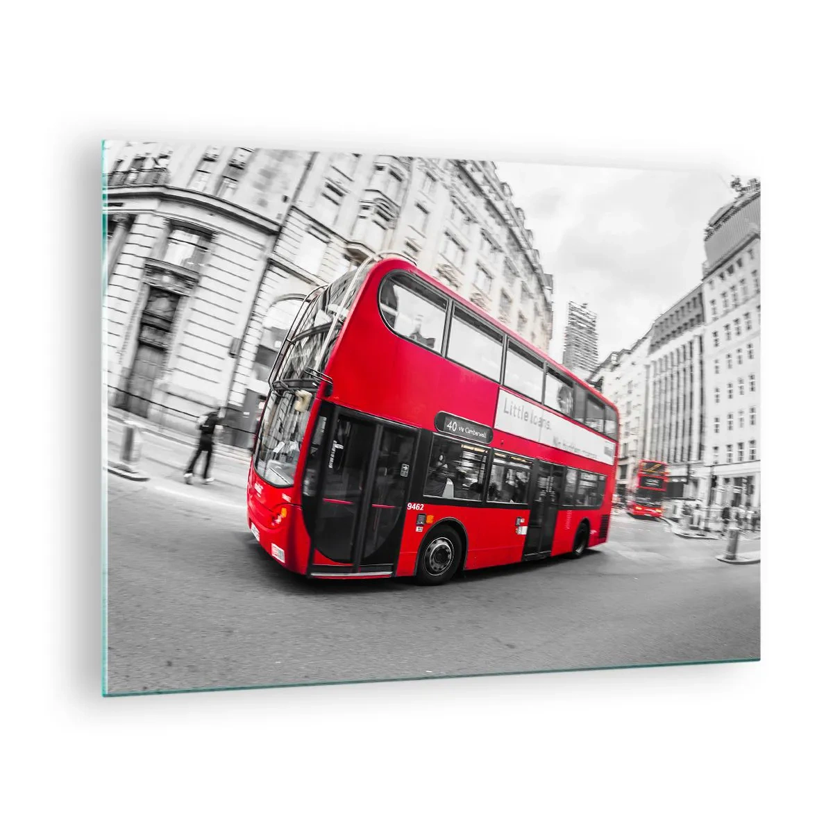 Billede på glas - En rød bus i bevægelse mod baggrunden af Londons gader - 70x50cm - London traditionelt - by bus - Moderne vægdekoration til stue og soveværelse ARTTOR