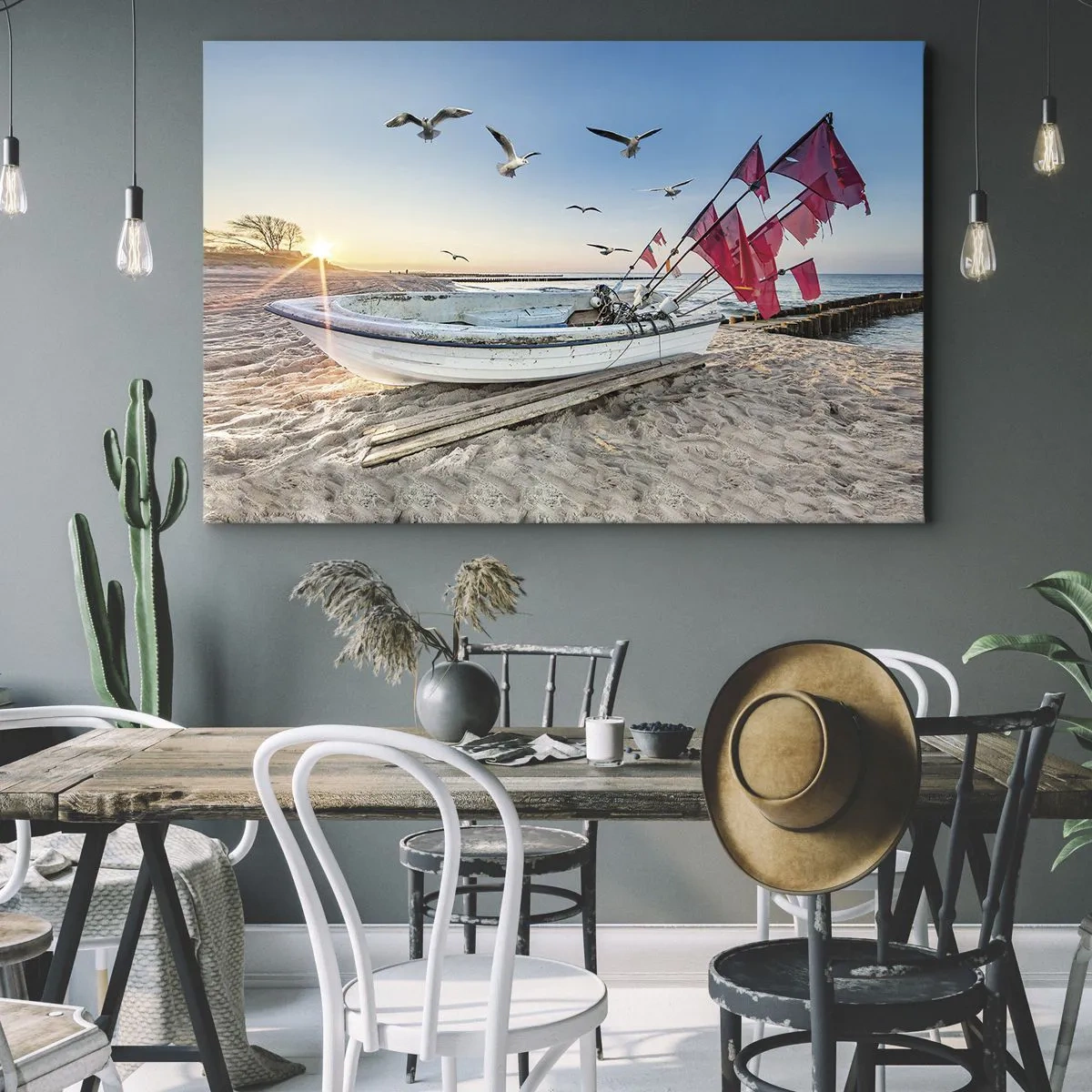 Lærredstryk - Billede på lærred - En båd på stranden ved daggry med måger og røde flag - 70x50cm - Et velfortjent hvil - Moderne vægdekoration til stue og soveværelse ARTTOR