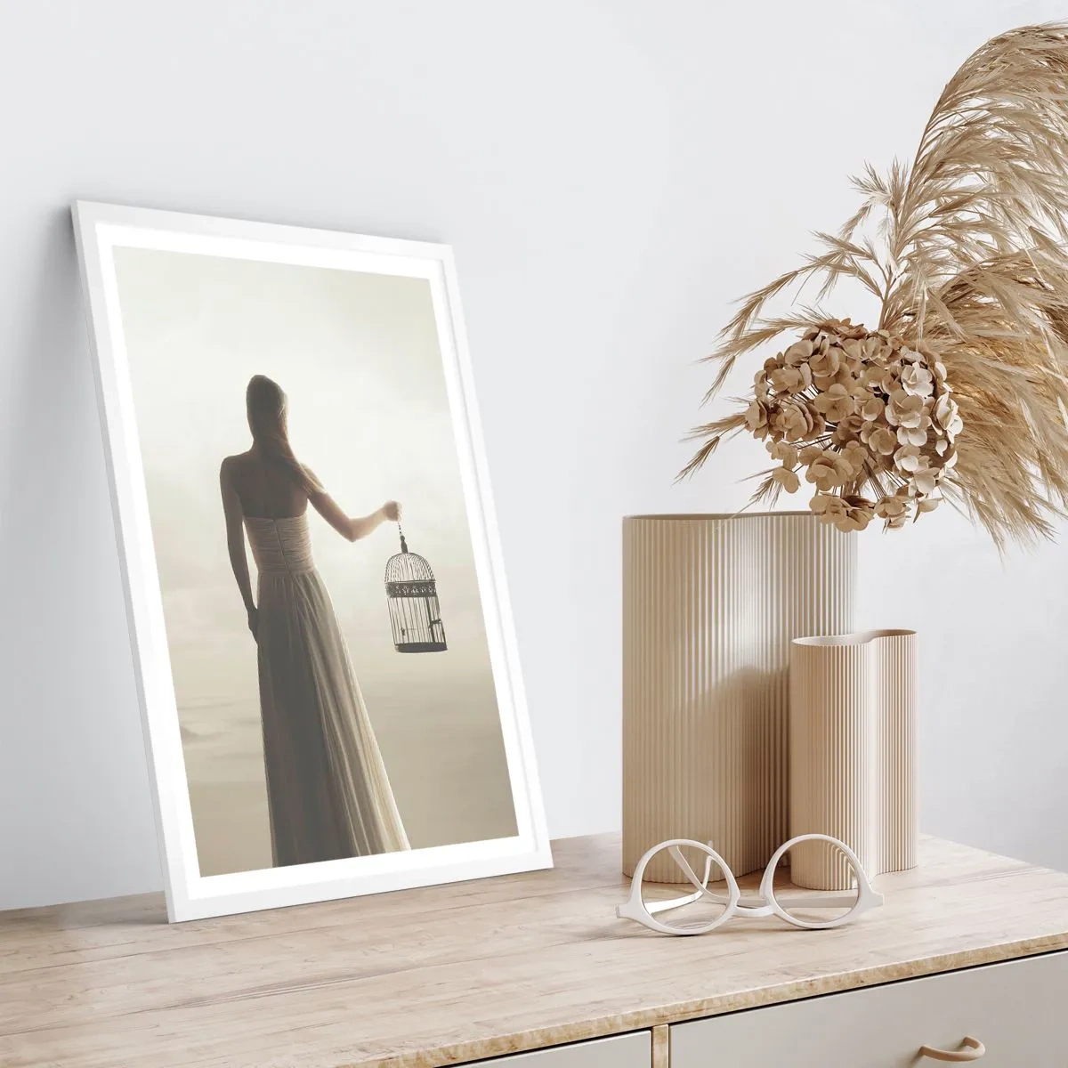 Plakat i hvid ramme - Vær fri - 70x100 cm