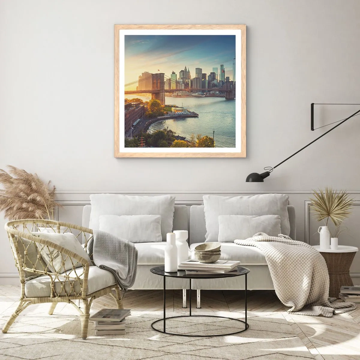 Plakat i ramme af lyst egetræ - Den store bys daggry - 60x60 cm