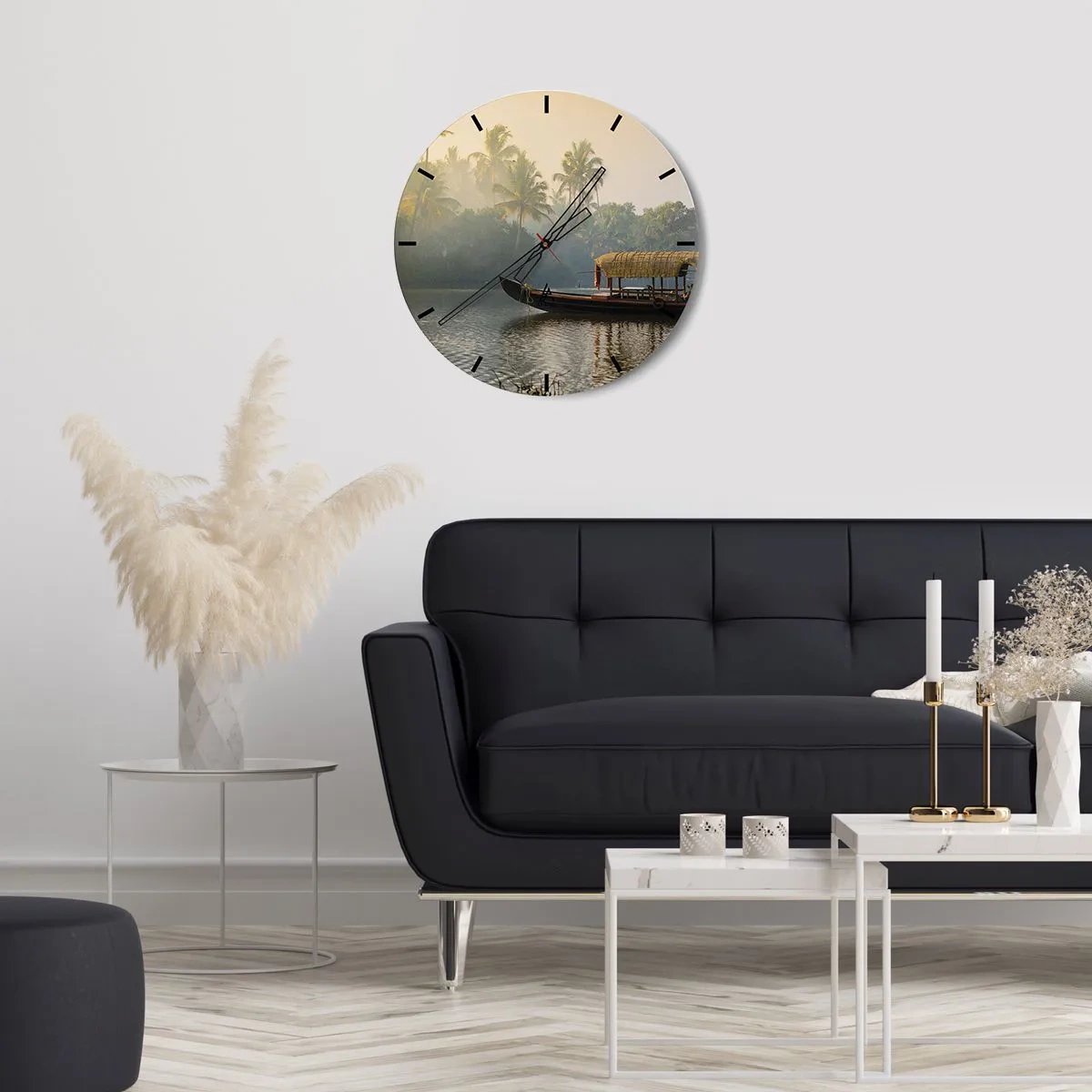 Vægur, Uret - En traditionel baldakinbåd flyder på en rolig flod blandt palmetræer. - 30x30cm - Hus ved floden - Moderne vægdekoration til stue, køkken og soveværelse ARTTOR