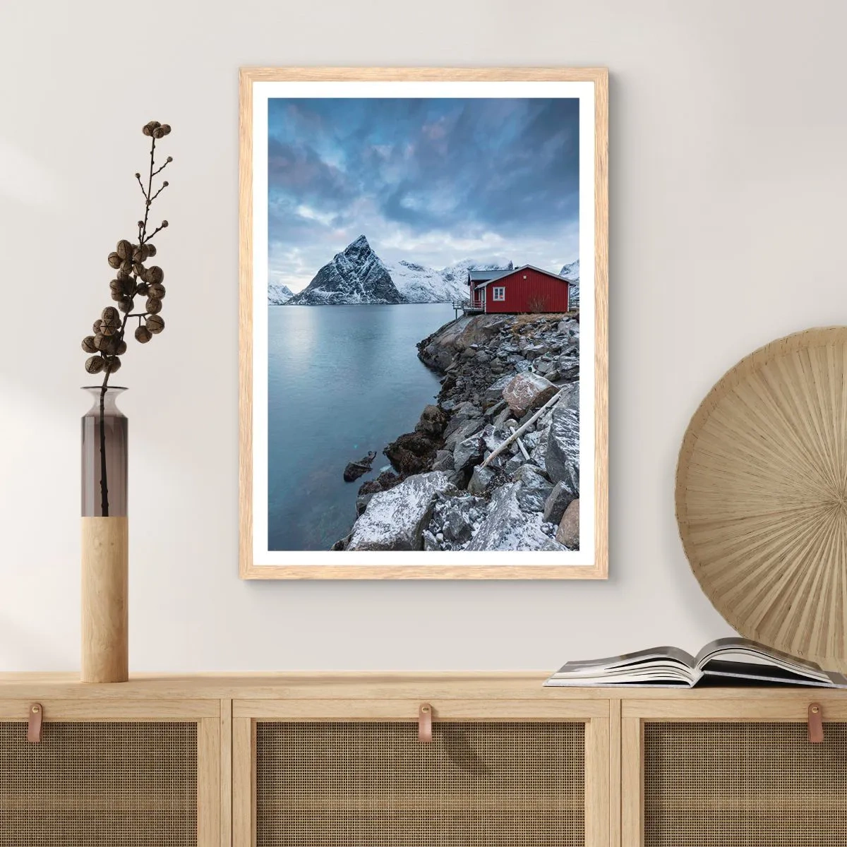 Plakat i ramme af lyst egetræ - Skandinavisk tilflugtssted - 50x70 cm