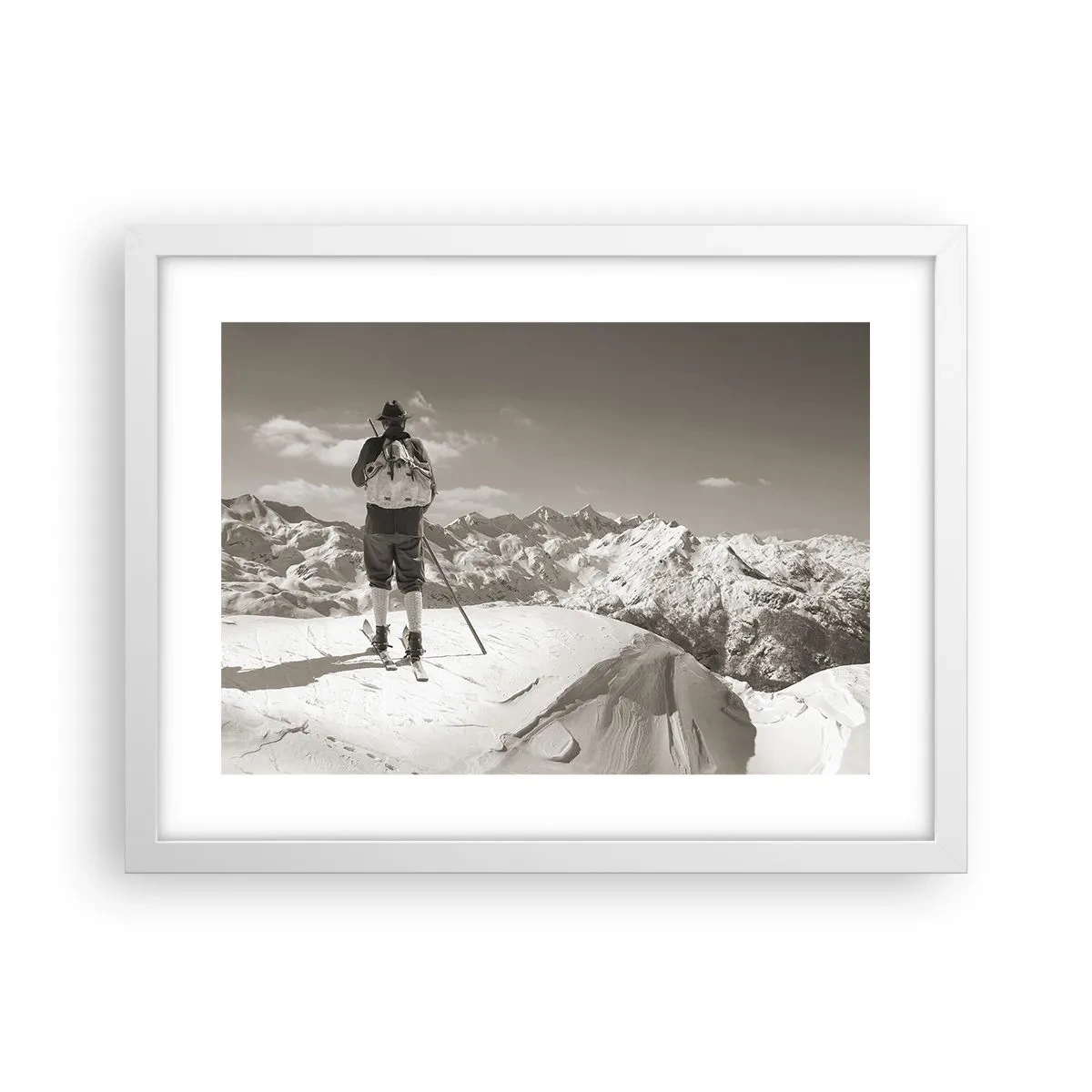 Plakat i hvid ramme - Og bjergene er de samme - 40x30 cm