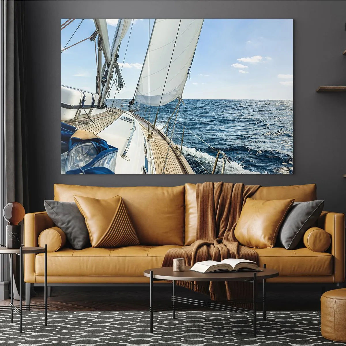 Billede på glas - En yacht på åbent hav med udfoldede sejl - 70x50cm - Ahoj , eventyr - Moderne vægdekoration til stue og soveværelse ARTTOR
