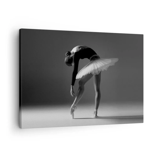 Lærredstryk - Billede på lærred - En ballerina i en elegant positur mod en sort og hvid baggrund - 70x50cm - Bella balerina - Moderne vægdekoration til stue og soveværelse ARTTOR