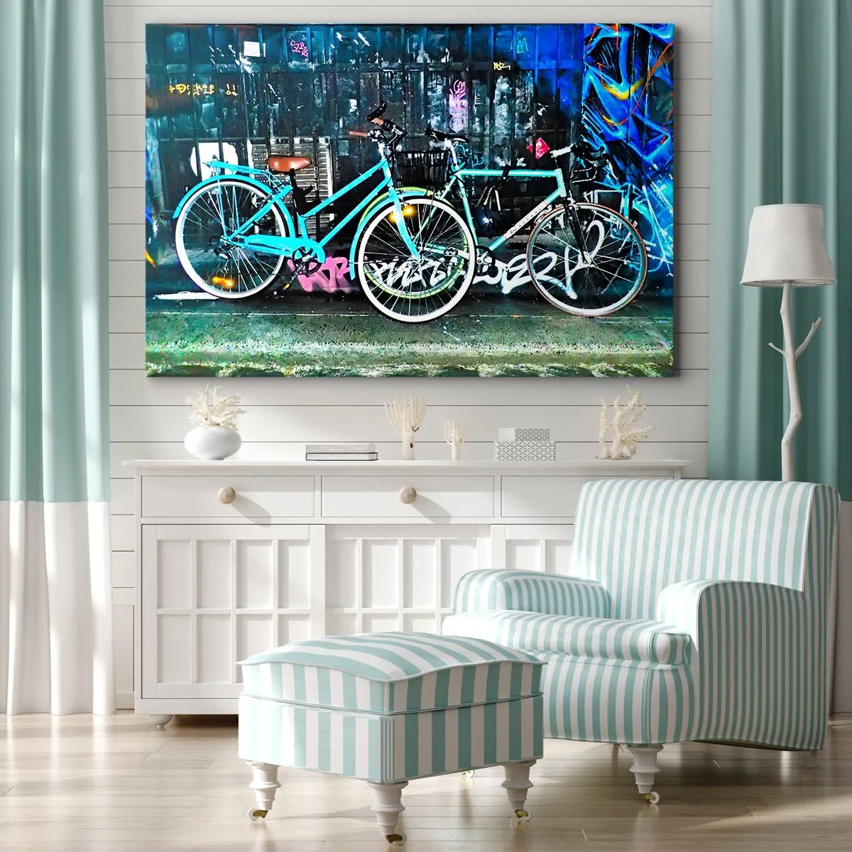 Lærredstryk - Billede på lærred - To turkise cykler mod en urban graffiti-baggrund. - 70x50cm - Byen skriger - Moderne vægdekoration til stue og soveværelse ARTTOR