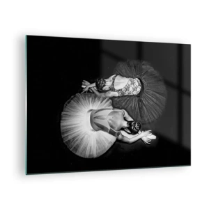 Billede på glas - To ballerinaer i hvilestilling iført sorte og hvide tutuer - 70x50cm - Yin og yang - den perfekte balance - Moderne vægdekoration til stue og soveværelse ARTTOR
