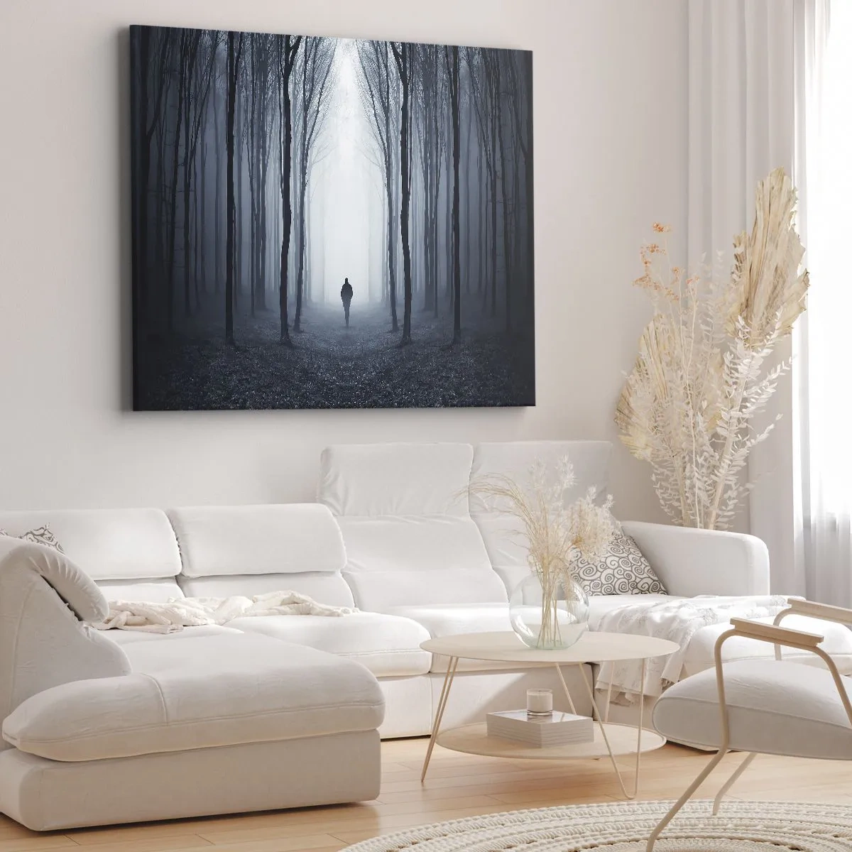 Lærredstryk - Billede på lærred - En figur går blandt træerne i en tåget skov - 70x50cm - Og alt sammen ganske enkelt - Moderne vægdekoration til stue og soveværelse ARTTOR