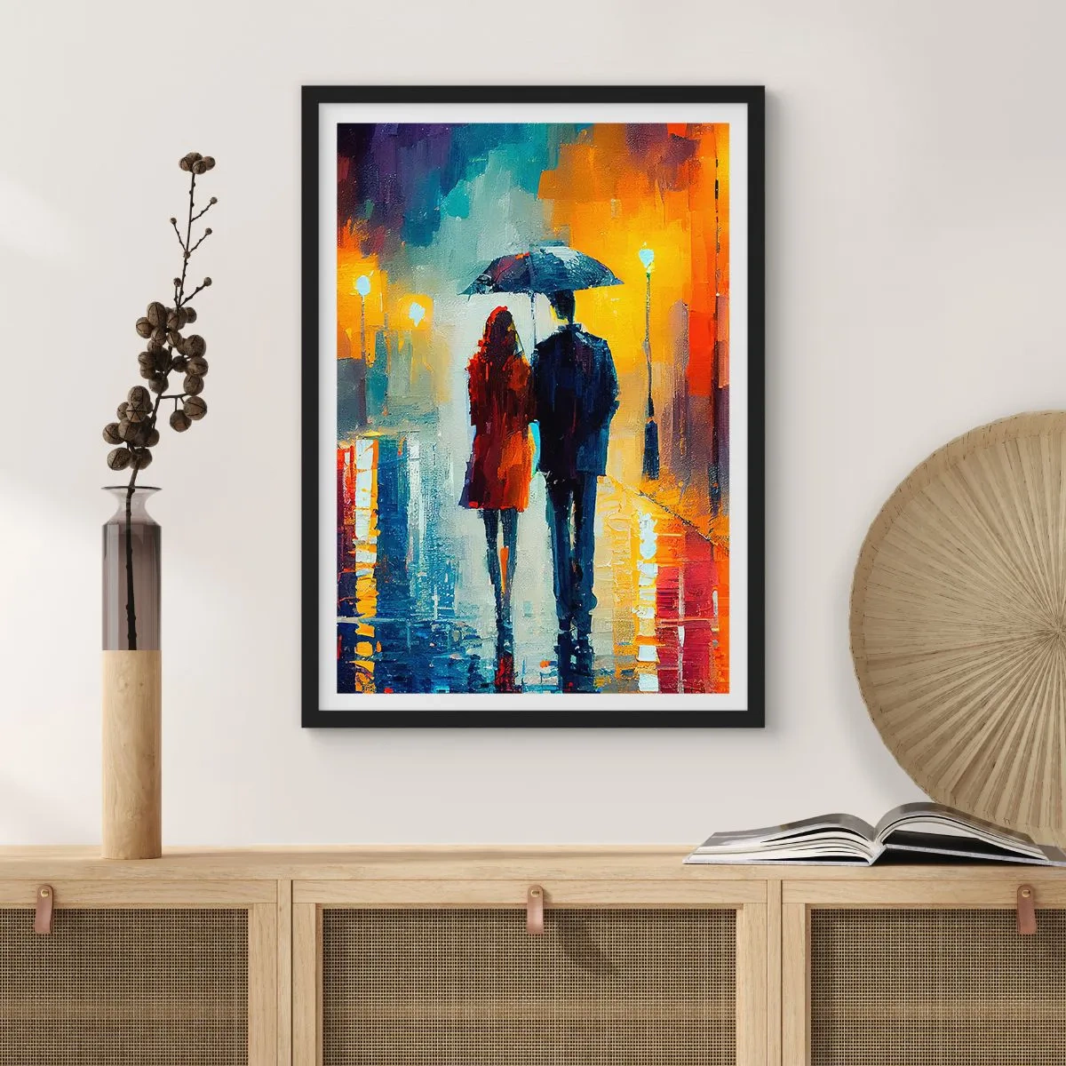 Plakat i sort ramme - Et par med en paraply i regnvejr, der går ned ad en gade i byen. - 50x70cm - Sammen - en farverig nat - Moderne vægdekoration til stue og soveværelse ARTTOR