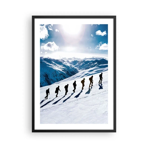 Plakat i sort ramme - Vandrere på en snedækket bjergskråning i fuld sol - 50x70cm - Det vindende hold - Moderne vægdekoration til stue og soveværelse ARTTOR