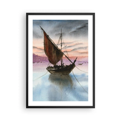 Plakat i sort ramme - Et sejlskib på roligt vand i solnedgangens lys - 50x70cm - Aften i havnen - Moderne vægdekoration til stue og soveværelse ARTTOR
