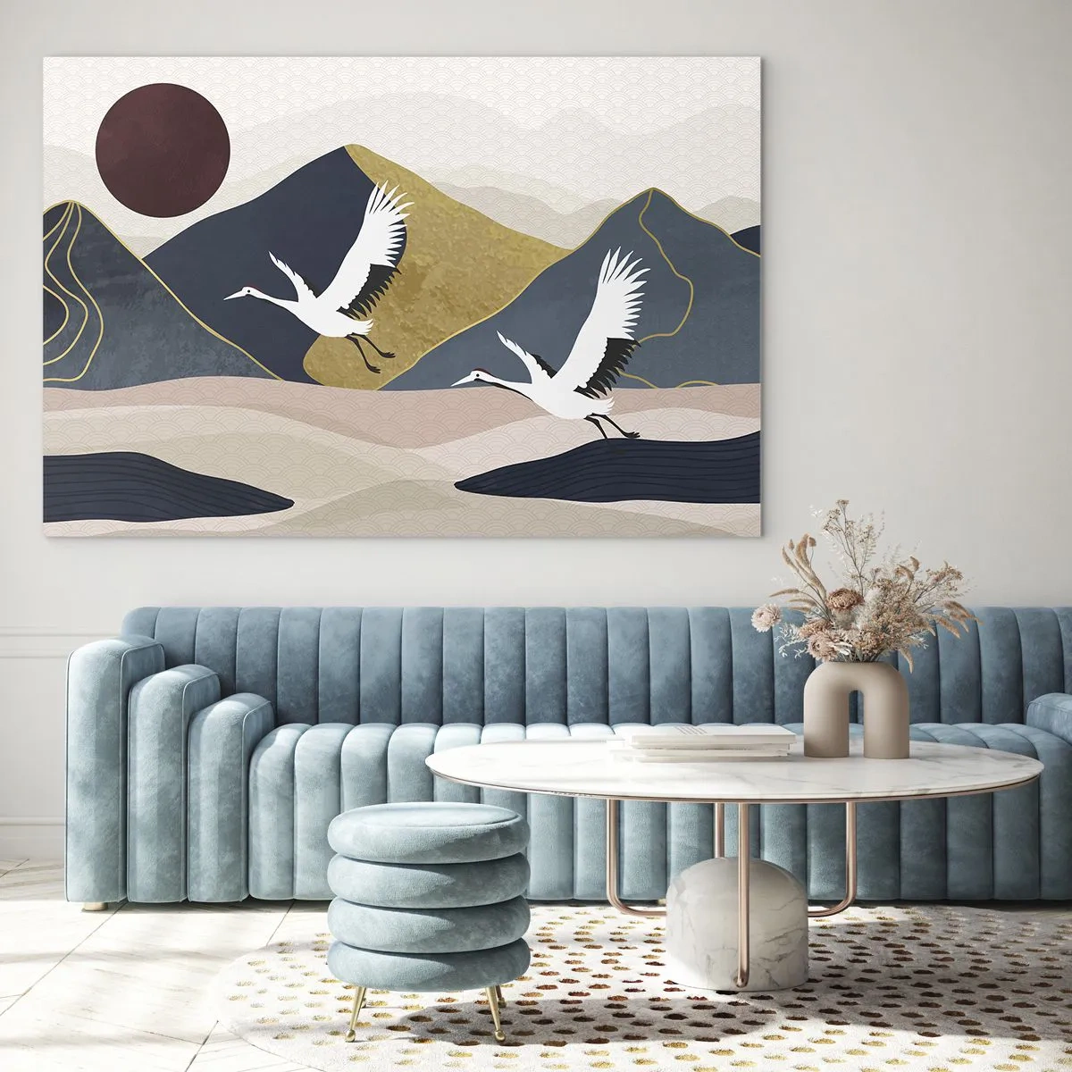 Billede på glas - To traner flyver over et bølgende landskab med en rød sol. - 70x50cm - Og dagen er igen FLØJET af sted - Moderne vægdekoration til stue og soveværelse ARTTOR