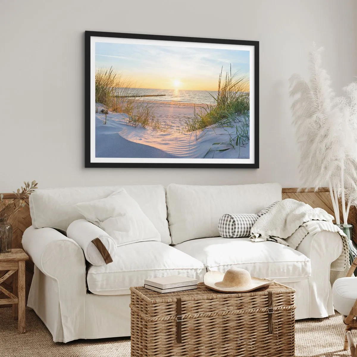 Plakat i sort ramme - Havet brummer, fuglene synger, en vild strand midt i græsset.... - 50x40 cm