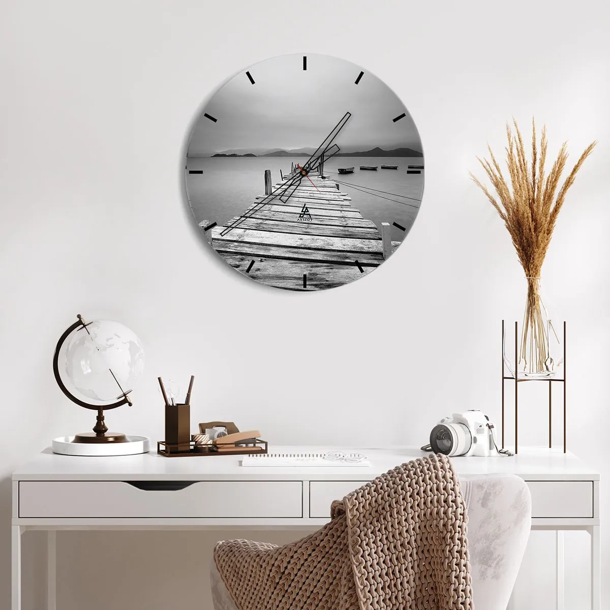 Vægur, Uret - En træbro over en rolig sø med bjerge i baggrunden - 30x30cm - Ud over bjergene, hinsides havene - Moderne vægdekoration til stue, køkken og soveværelse ARTTOR