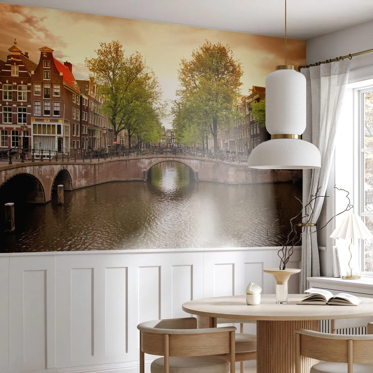 Fototapet Standard Eco - En bro og kanal i Amsterdam omgivet af huse og træer - 100x70cm - Med båd eller på cykel? - Moderne vægdekoration til stue og soveværelse ARTTOR