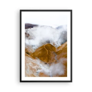 Plakat i sort ramme - Tåge svæver over gyldne bakker i et naturligt landskab - 50x70cm - Den rå skønhed i Island - Moderne vægdekoration til stue og soveværelse ARTTOR