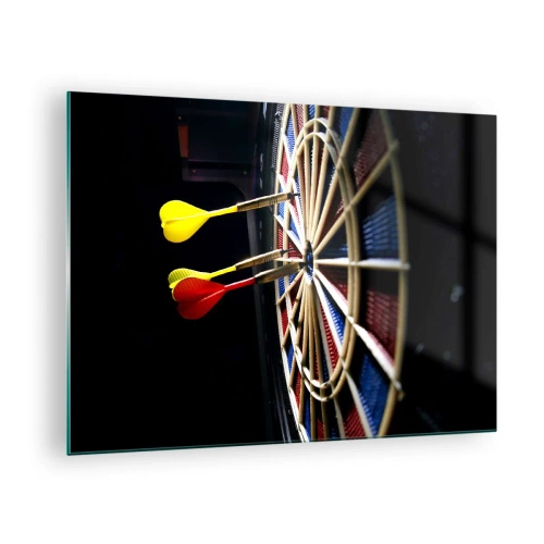 Billede på glas - Dart rammer et mål i et mørkt miljø - 70x50cm - Lige til sagen - Moderne vægdekoration til stue og soveværelse ARTTOR