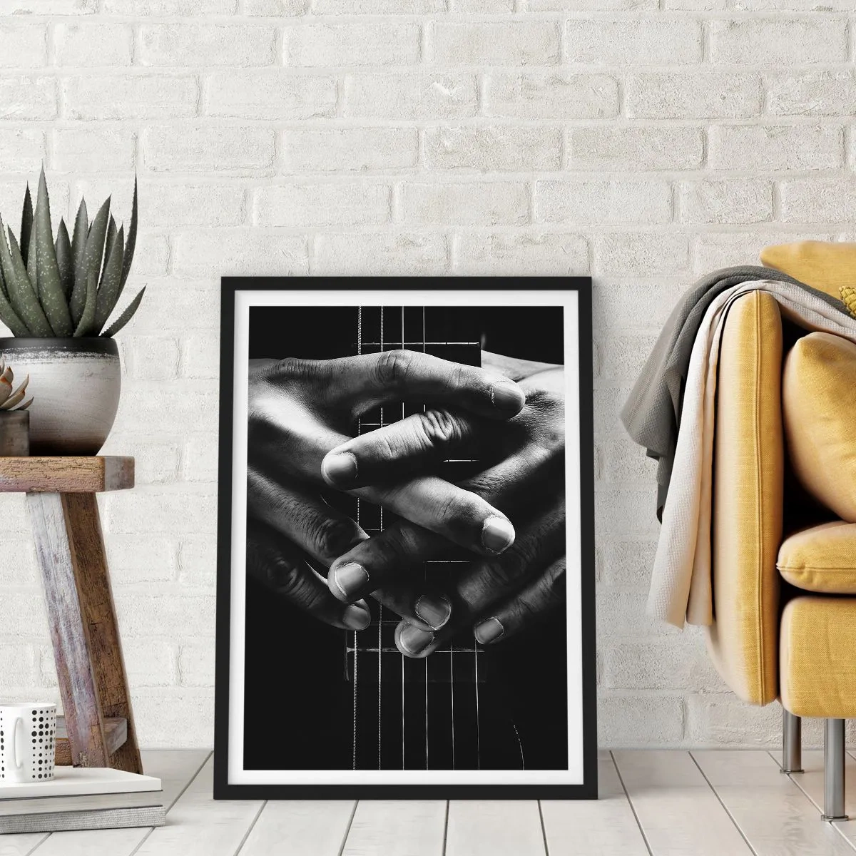 Plakat i sort ramme - Hænder foldet om strengene på en guitar i sort og hvid - 50x70cm - Kunstnerens bøn - Moderne vægdekoration til stue og soveværelse ARTTOR