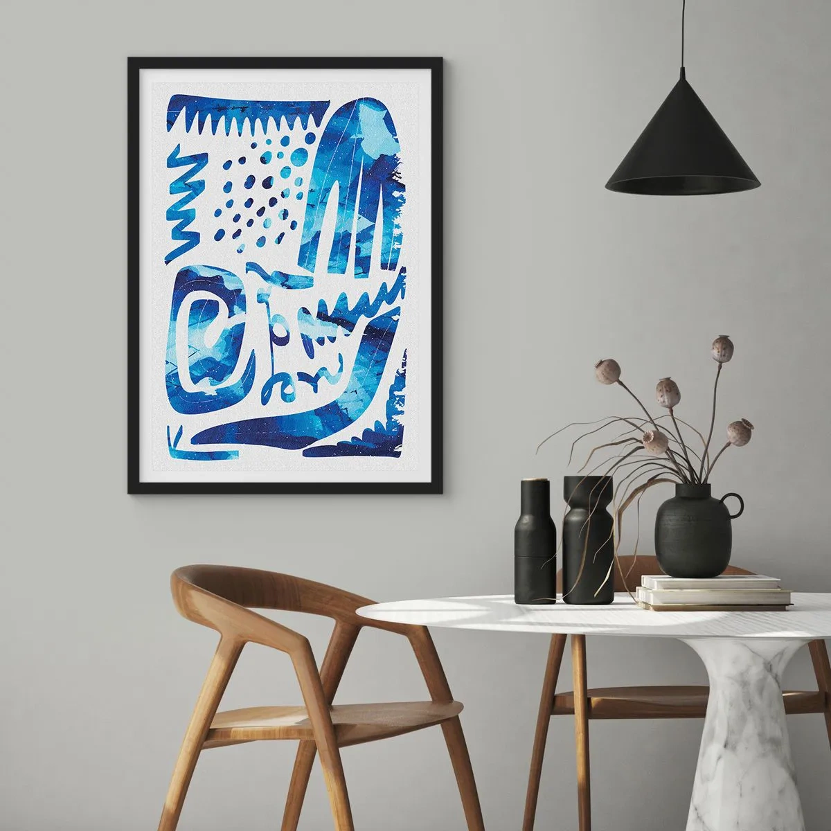 Plakat i sort ramme - Moderne abstraktion i blå nuancer - 50x70cm - Tilbage til rødderne - Moderne vægdekoration til stue og soveværelse ARTTOR