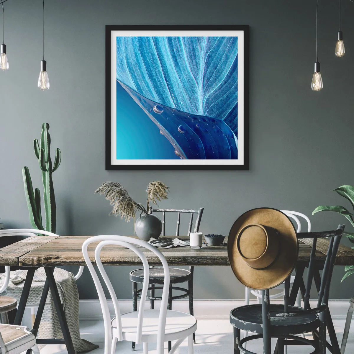 Plakat i sort ramme - Skjulte dråber af blåt - 60x60 cm