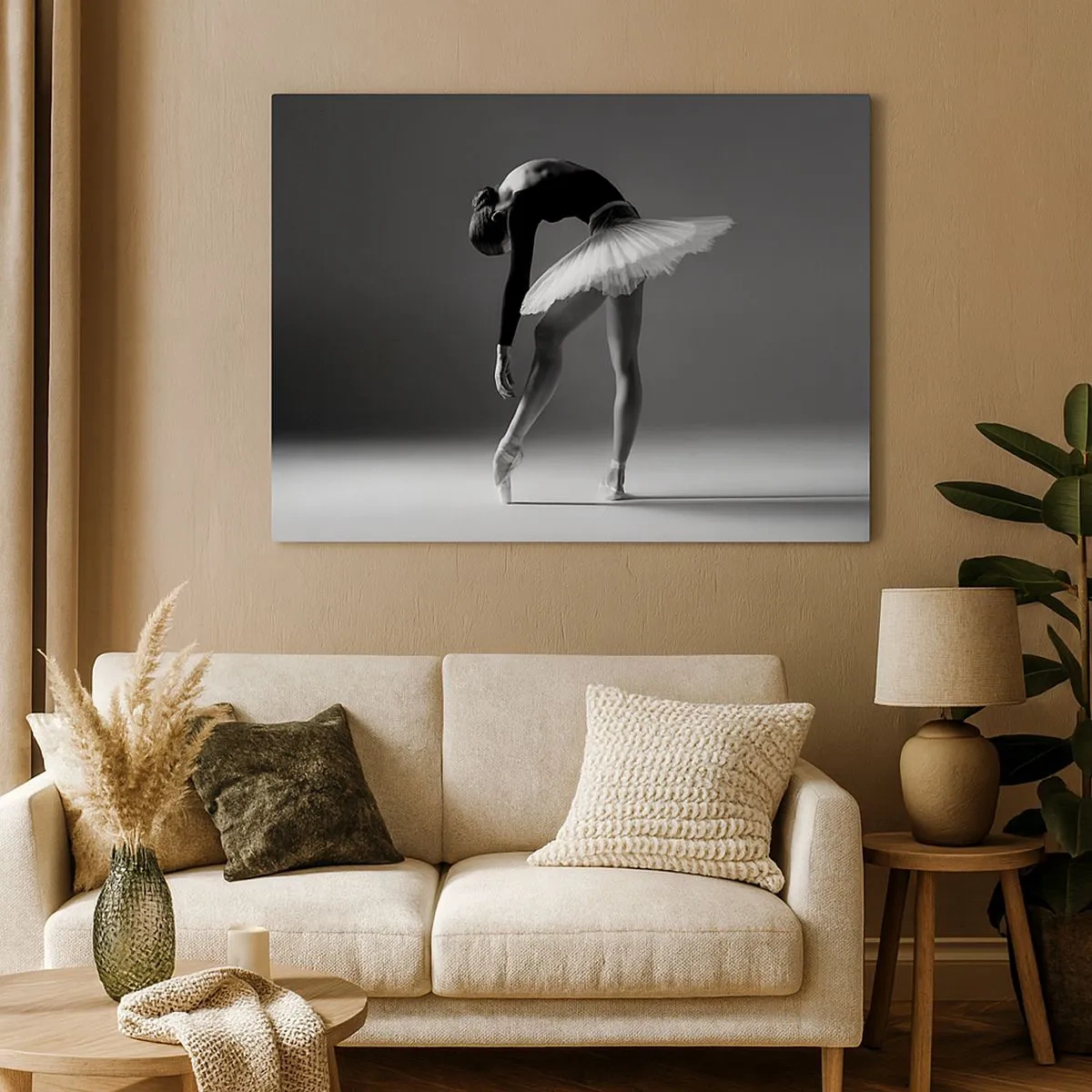 Lærredstryk - Billede på lærred - En ballerina i en elegant positur mod en sort og hvid baggrund - 70x50cm - Bella balerina - Moderne vægdekoration til stue og soveværelse ARTTOR