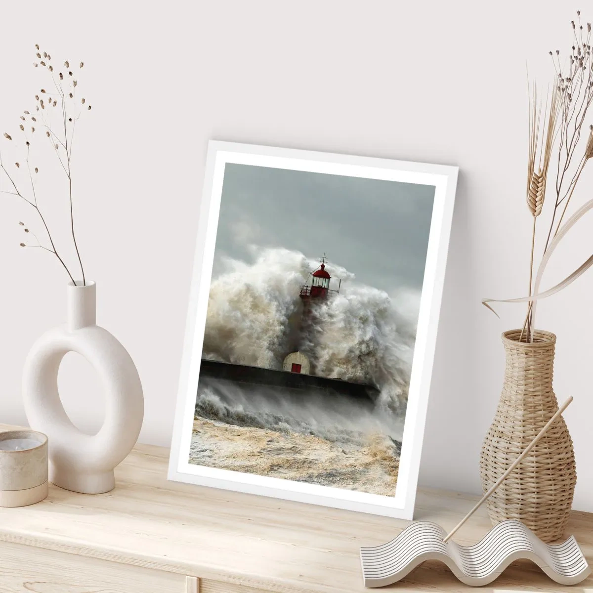 Plakat i hvid ramme - Havets vrede - 50x70 cm