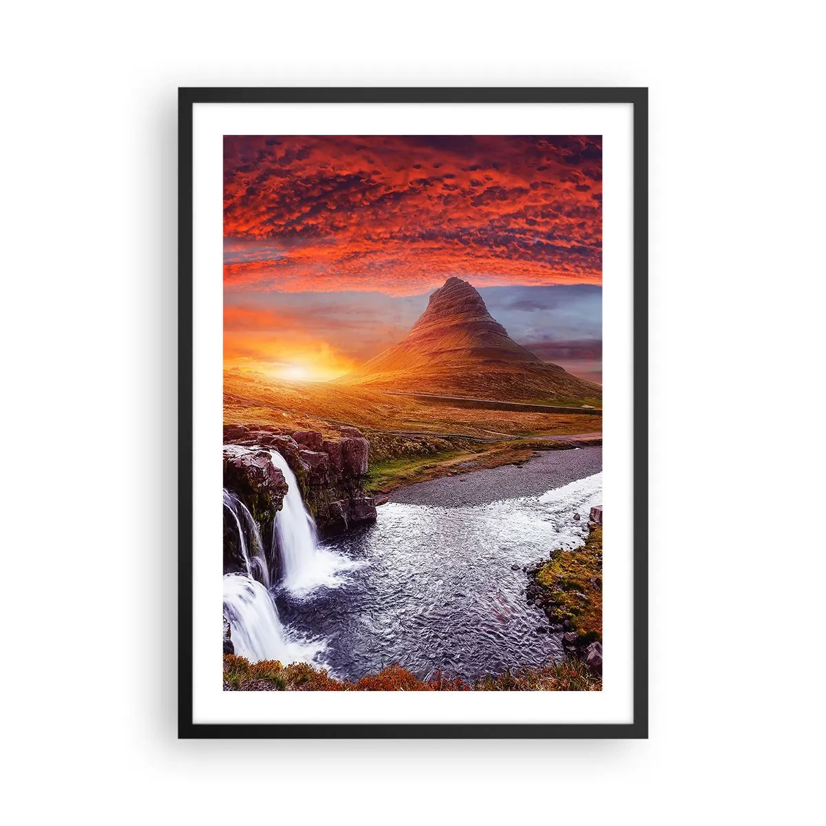 Plakat i sort ramme - Bjerget og vandfaldet oplyst af den nedgående sols stråler - 50x70cm - En udsigt over Midgård - Moderne vægdekoration til stue og soveværelse ARTTOR
