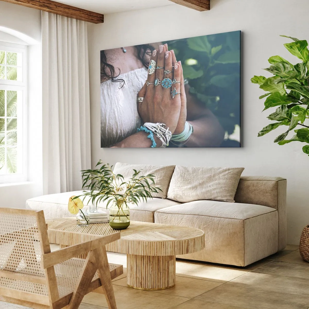 Lærredstryk - Billede på lærred - Hænder dekoreret med boheme smykker - 70x50cm - Velkommen til værens centrum - Moderne vægdekoration til stue og soveværelse ARTTOR