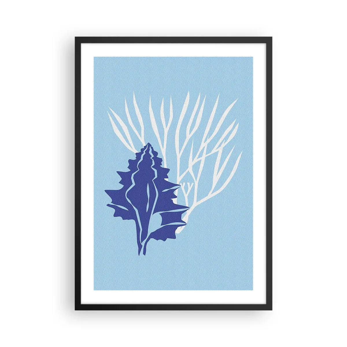 Plakat i sort ramme - Nautisk grafik af skaller og koraller på en blå baggrund - 50x70cm - Bladformede former - Moderne vægdekoration til stue og soveværelse ARTTOR