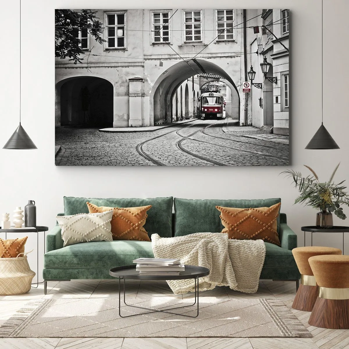 Lærredstryk - Billede på lærred - En sort-hvid sporvogn i en historisk bygade - 70x50cm - Gennem byens labyrint - Moderne vægdekoration til stue og soveværelse ARTTOR