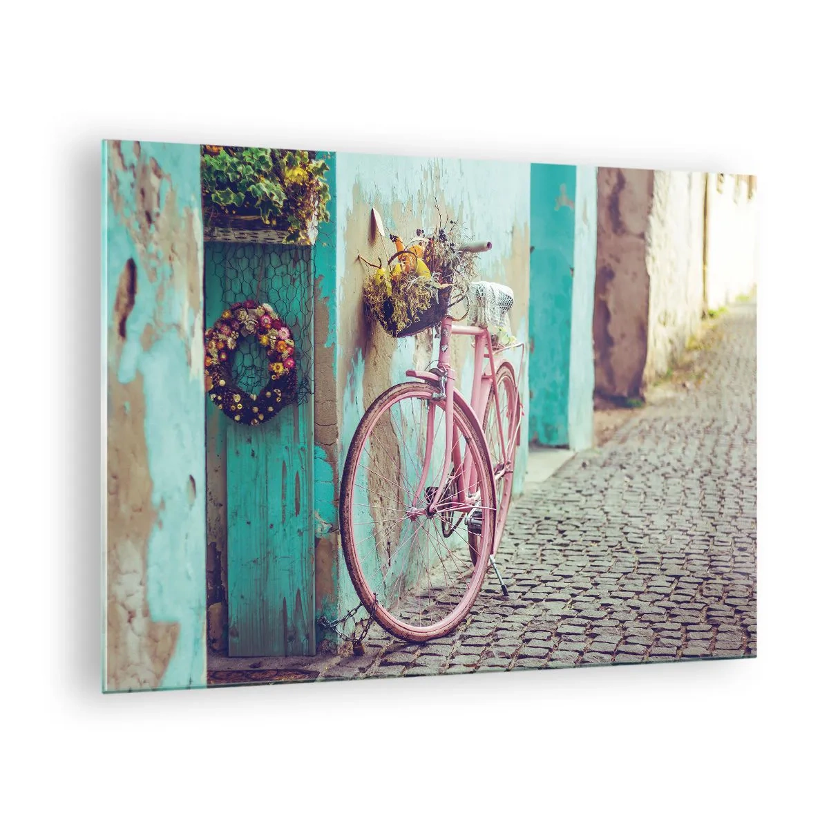 Billede på glas - En lyserød cykel lænet op ad en væg med blomster i kurve, mod en pastelfarvet baggrund. - 70x50cm - Jeg vender tilbage om lidt - Moderne vægdekoration til stue og soveværelse ARTTOR