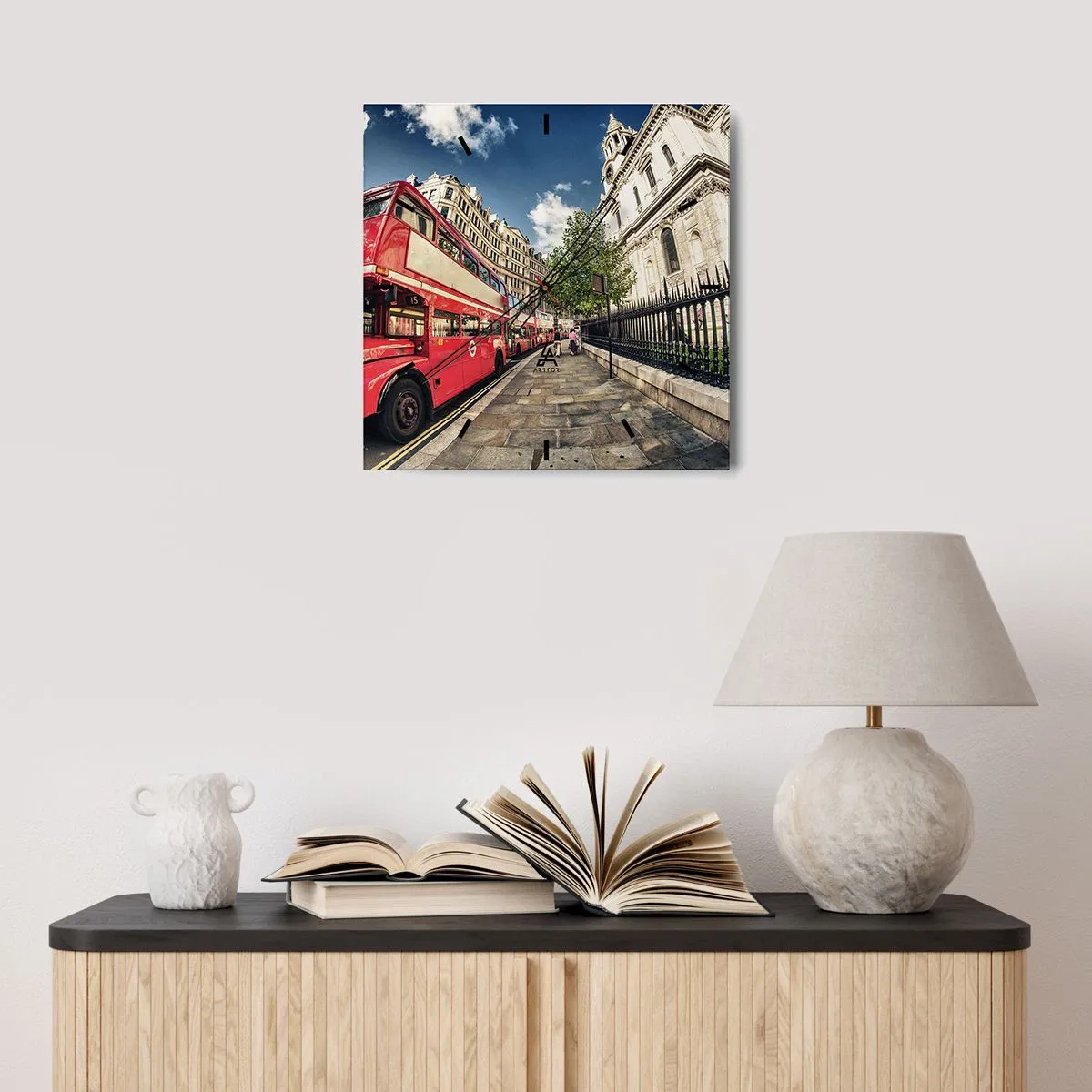 Vægur, Uret - Gade i London i grå og rødt - 30x30 cm