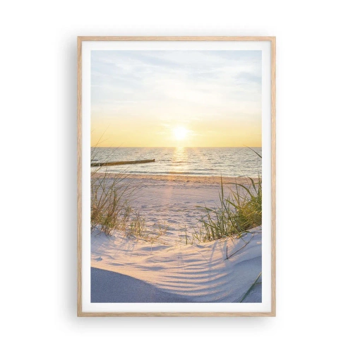 Plakat i ramme af lyst egetræ - Havet brummer, fuglene synger, en vild strand midt i græsset.... - 70x100 cm