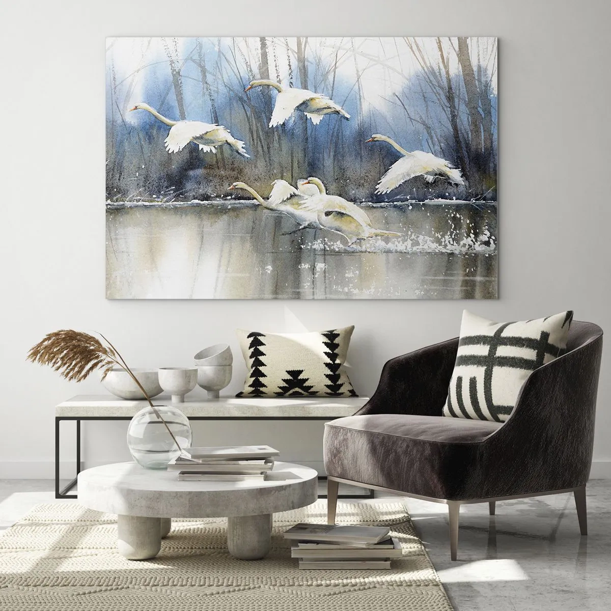 Billede på glas - Vilde svaner flyver over en fredelig skovsø - 70x50cm - Som i en fortælling om vilde svaner - Moderne vægdekoration til stue og soveværelse ARTTOR